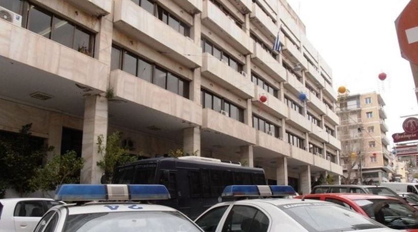 Απείλησε τον άντρα της με το όπλο του στο αστυνομικό μέγαρο